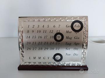 Calendario da tavolo in argento