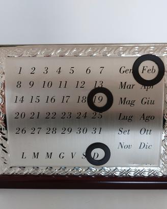 Calendario da tavolo in argento