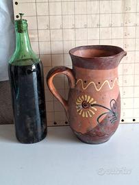 Vecchie brocche di ceramica