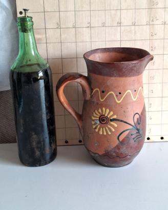 Vecchie brocche di ceramica