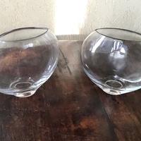 Coppia di eleganti vasi appiattiti in vetro