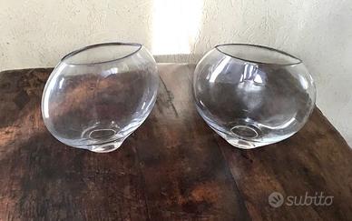 Coppia di eleganti vasi appiattiti in vetro