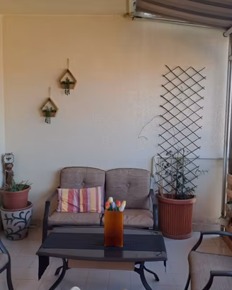 salotto da giardino marrone e caffe ferro battuto