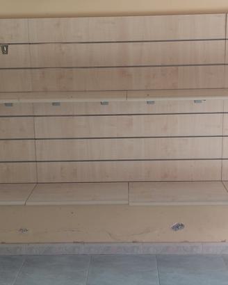 Arredamento a parete per negozio.