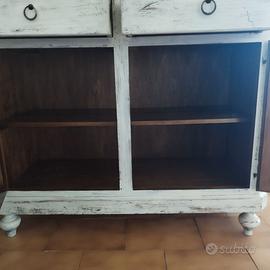 Credenza in stile shabby chic.