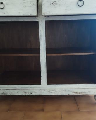 Credenza in stile shabby chic.