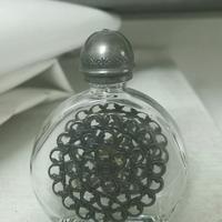 Antica bottiglietta di profumo con ornamenti in a 