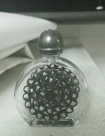 Antica bottiglietta di profumo con ornamenti in a 