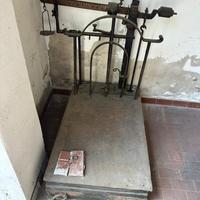 Antica pesa stadera (bilancia) da antiquariato