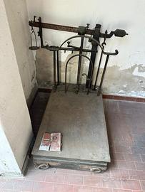 Antica pesa stadera (bilancia) da antiquariato