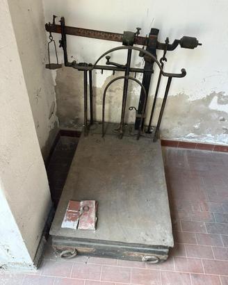 Antica pesa stadera (bilancia) da antiquariato