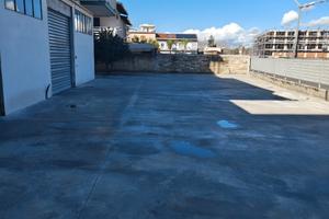 Locale commerciale 170 mq con ampio parcheggio