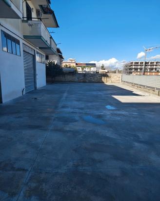 Locale commerciale 90 mq con ampio parcheggio