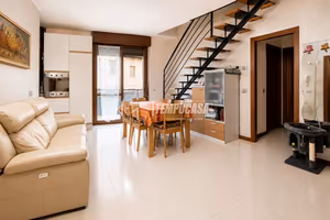 ESCLUSIVO 4 LOCALI SU DUE LIVELLI CON TERRAZZO, IM