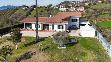 VILLA SINGOLA A TORTORETO