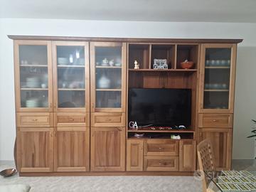 Ante di questo mobile in legno noce