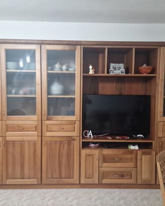 Ante di questo mobile in legno noce