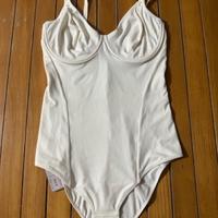 Body bianco aderente con stecche