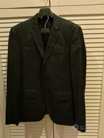 vestito completo uomo elegante 