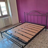 letto matrimoniale in simil ferro battuto con rete