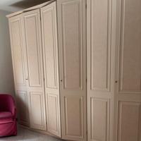 Camera da letto: armadio, comò e comodini.