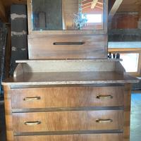 Mobile antico con specchiera e piano in marmo