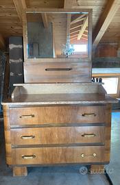 Mobile antico con specchiera e piano in marmo