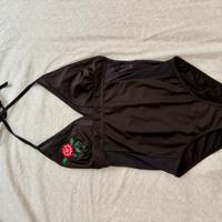 Costume intero con rosa ricamata e lati velati.