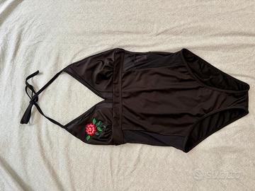 Costume intero con rosa ricamata e lati velati.