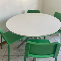 Tavolo rotondo con 4 sedie