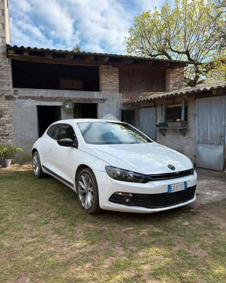 Volkswagen scirocco incidentata marciante
