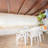 PORZIONE DI CASA CON TERRAZZO