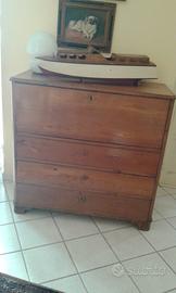 Antico cassettone con cassetti 