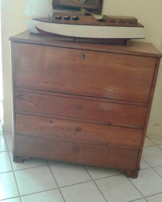 Antico cassettone con cassetti 