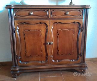 Credenza bassa in legno in stile provenzale