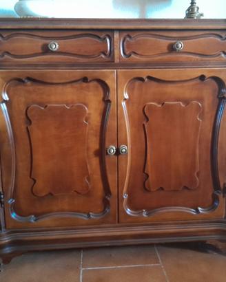 Credenza bassa in legno in stile provenzale