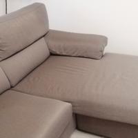 Divano  3 posti con penisola colore grigio scuro.