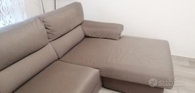 Divano  3 posti con penisola colore grigio scuro.