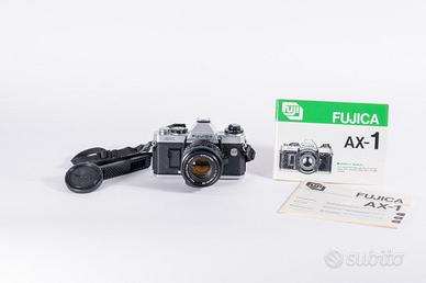 Macchina fotografica con flash e zoom