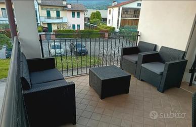 set salotto da esterno con tavolo e sedie