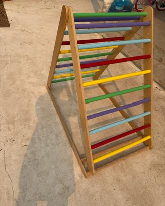 Arrampicata triangolare per bambini con scivolo
