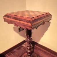 Tavolino in legno con scacchiera