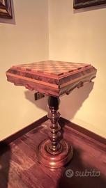 Tavolino in legno con scacchiera