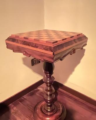 Tavolino in legno con scacchiera