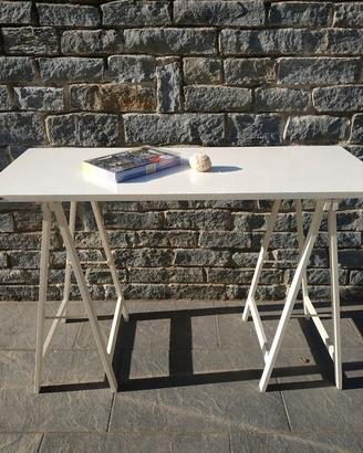 Tavolo in legno su cavalletti cm 122x52