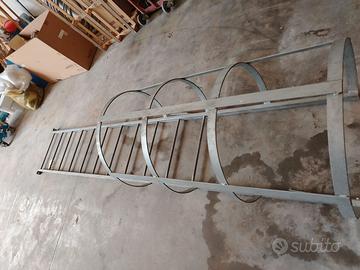 Scala fissa con gabbia di sicurezza