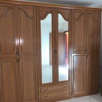 Camera da letto classica in legno