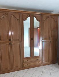 Camera da letto classica in legno