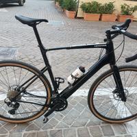 Bicicletta gravel cannondale topstone carbon