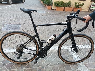 Bicicletta gravel cannondale topstone carbon